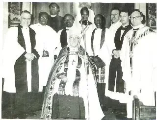 Monseñor Charles Dennis Boltwood con estudiantes extranjeros, 1962.